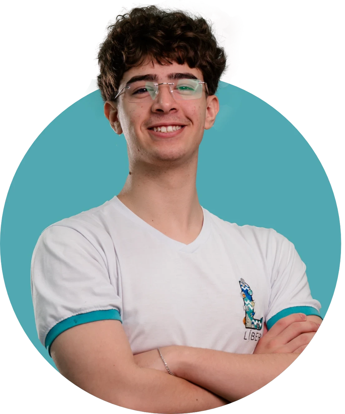 Aluno de braços cruzados com fundo azul